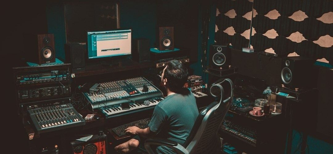 Muziekproducent werkt aan een mengtafel in een opnamestudio